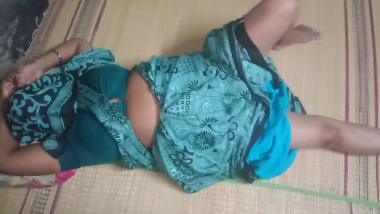 Priyanka314: Индийская жена дези хардкорно трахается в деревне тетушкой