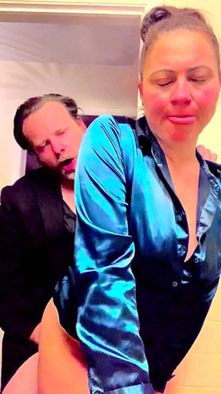 Satin Fetish King: 녹색 이탈리아 실크 블라우스를 입고 빨고 섹스하는 이탈리아 밀프
