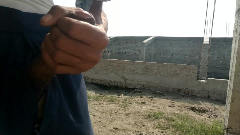 Desimast7: Indiana punheta com pau grande em locais públicos e gozada