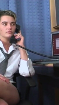 Sarışın kız ofiste edepsiz yaşlı bir adam tarafından sikiliyor