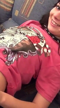 Emo Emily menggunakan dildo besar pada pepek remajanya