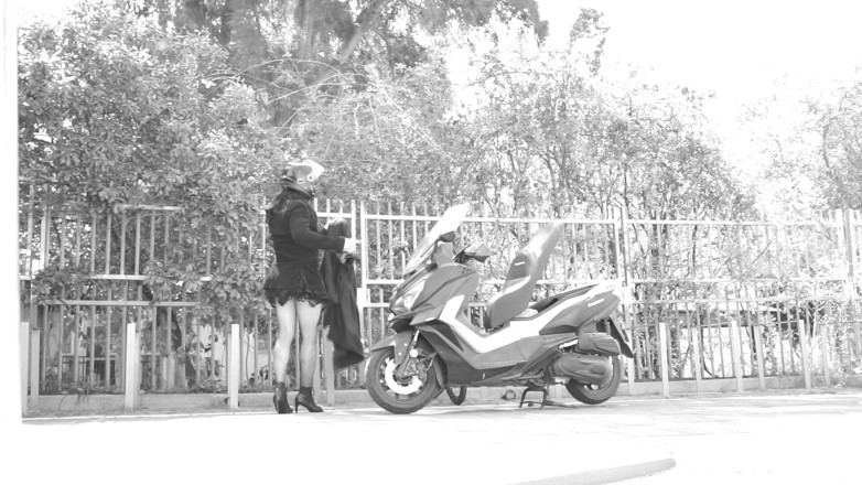 Voyager: Під час поїздки її спідниця піднімається і показує свій маленький пеніс