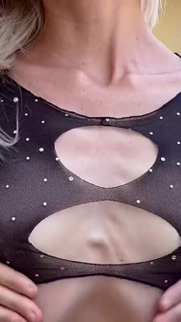 Sexy ragazza bionda magra in forma balla, si allarga, e fa Yoga nauli posa addominali e pancia