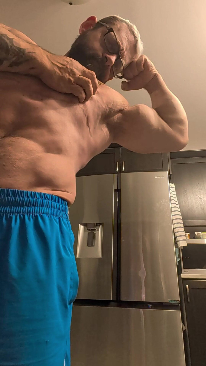 Bruiser Bearwood: Mûr après le flex à la gym