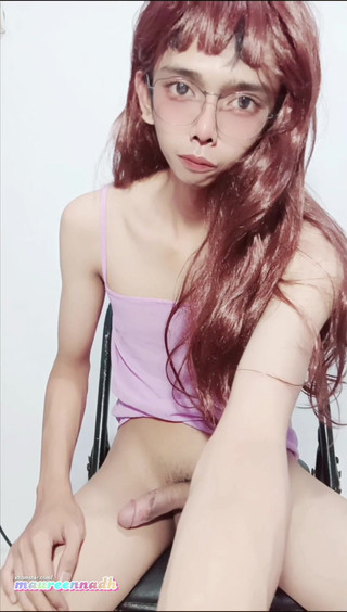 MaureenNadh: Asyalı sıska transeksüel cd sahte vajinayla mastürbasyon yapıyor