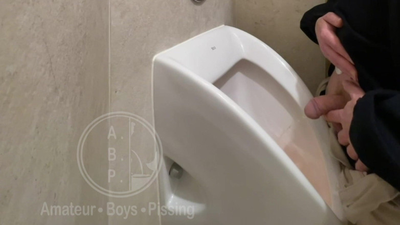 AmateurBoysPissing: L-am prins pe tip pișându-se în pisoarul de lângă