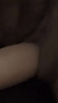열성적인 여자가 사무실에서 자위한다