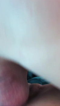 Sexy petite tatuada porno asiática Havana Sin toma su dotado blanco bolas profundamente en su coño empapado