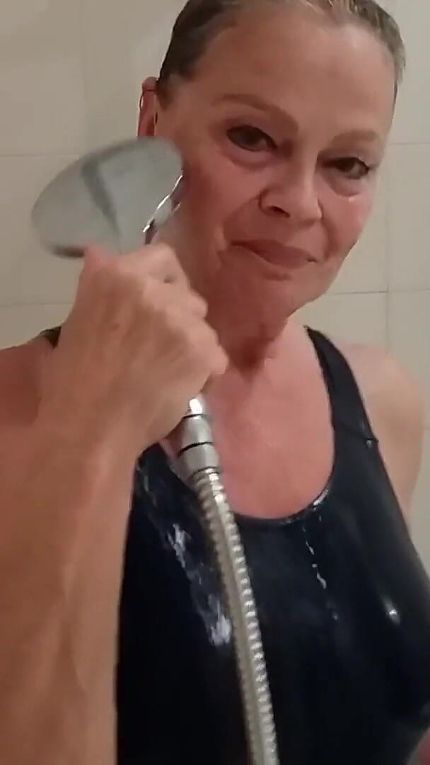 martinawest: Oma Met Een Strak Badpak Onder De Douche!