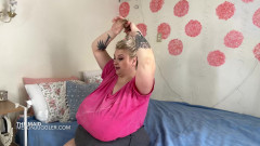 Melon Juggler: Cambria büyük areolas hizmetçisini kıvrıyor