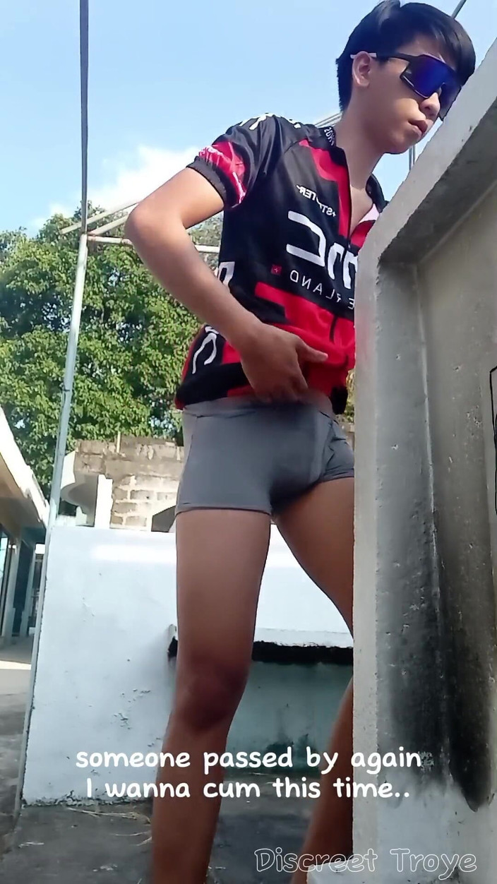 Troye_AsianPinoy: Nach einer langen Fahrt, hörte ich hier auf, um meine...