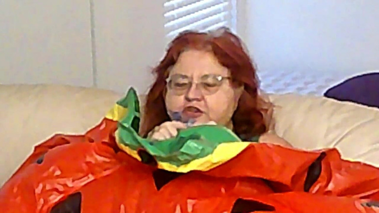 BBW nurse Vicki adventures with friends: Asistenta BBW Vicki suge un float imens de plastic care...