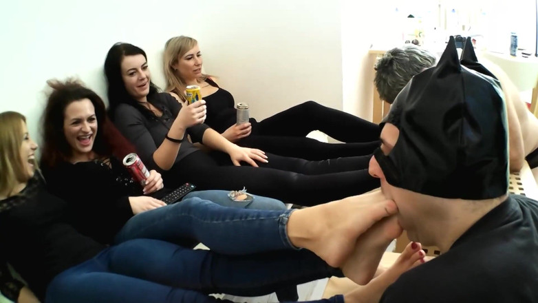 Foot Girls: Televizyon izlerken ayak partisi!