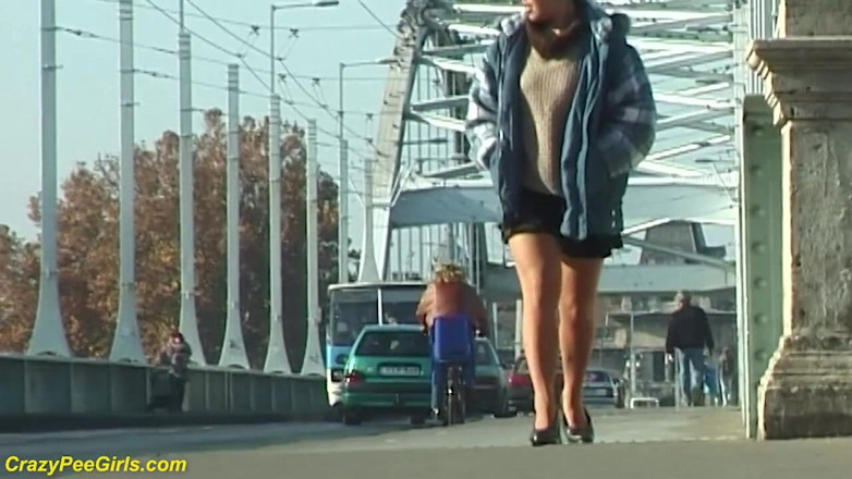 Crazy pee girls: 在户外楼梯上撒尿