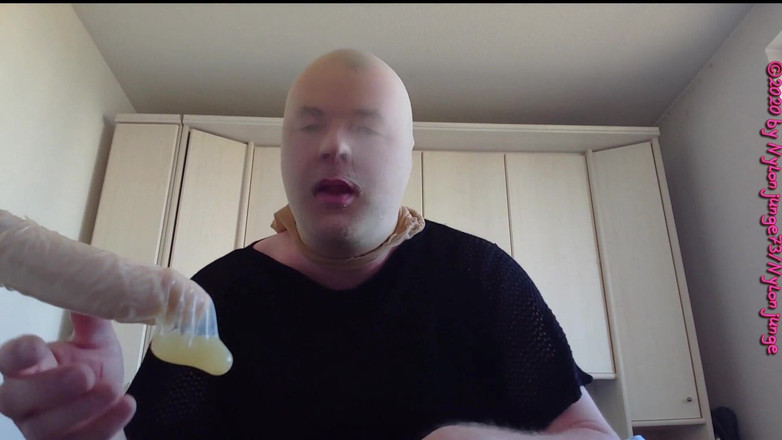 Carmen_Nylonjunge: Naylon suratlı kadın yapay penisi sperm prezervatifiyle yalıyor