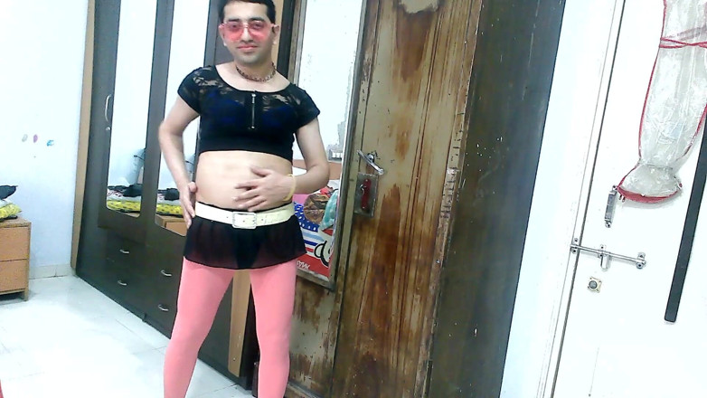 Cute & Nude Crossdresser: Linda mariquita crossdresser femboy dulce piruleta en un lindo traje.