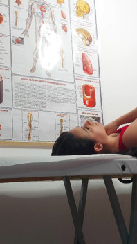 Ginecólogo mete consolador en el coño, dedos en el culo y se folla a la paciente!