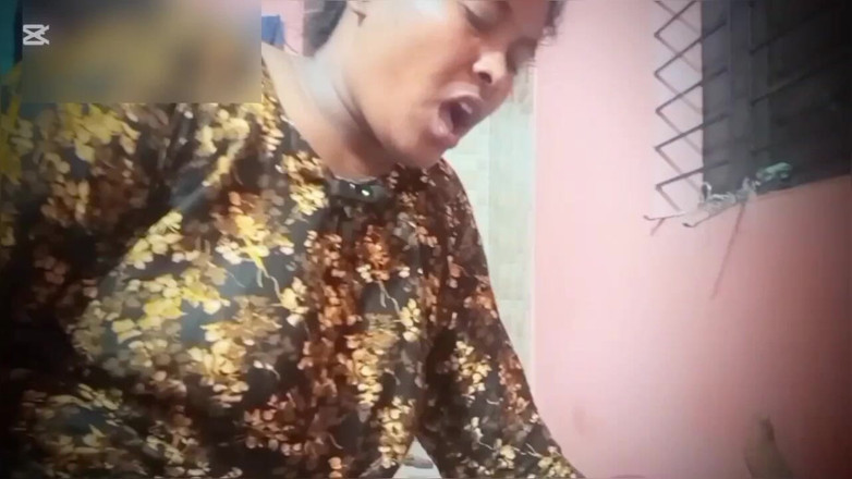 Riyamoni: 나는 새엄마와 섹스했다. 나는 침대에 누워 있어, 그녀는 나를 앉고 내 몸통을 빨기 시작했다