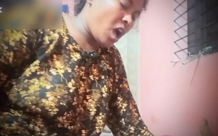 Riyamoni: Aku sama saudara tiriku sendiri. Aku berbaring di ranjang, dia...