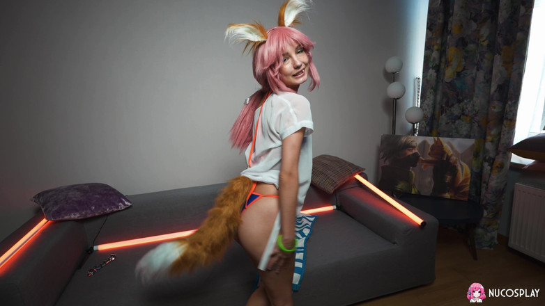 Nu Cosplay: Młoda futa, herbaciana mięta rucha się szklanym dildem