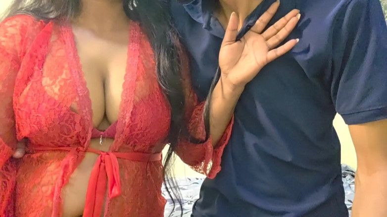 HotlisaAct: A las chicas indias les encanta mojar sus coños cachondos...