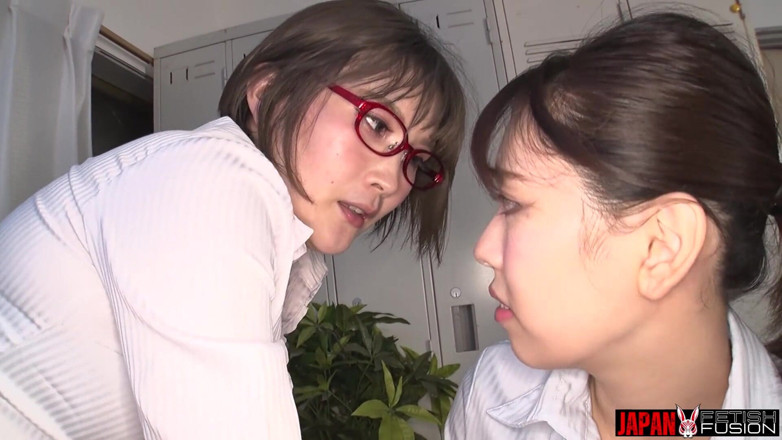 Japan Fetish Fusion: In einem geschlossenen büro lockt stinkende strumpfhosen, Fußfetisch-Einweihung - Koharu lockt...