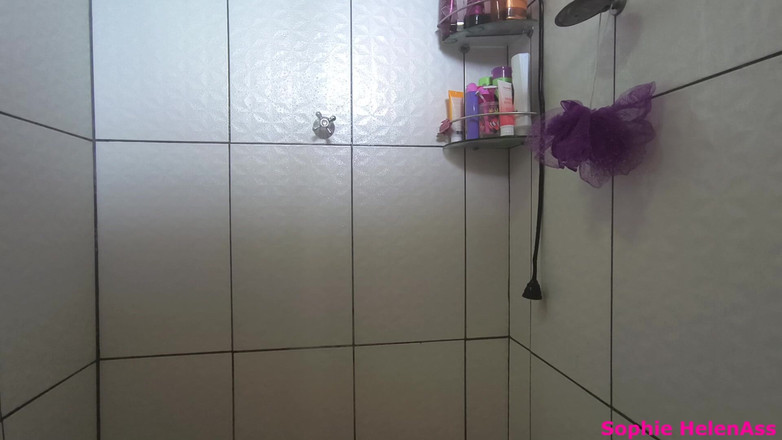 Sophie HelenAss: Blonder arsch und vollbusige natual brötchen in der badewanne und...