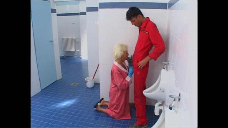 Purzel Official: Old Woman Takes It in the Ass in the Bathroom