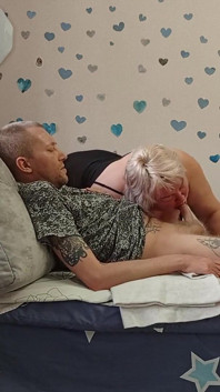 Blowjob sebelum pancutan mani daripada ibu tiri