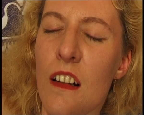 YOUR FIRST PORN: Reife Hausfrau Lisa Ist Notgeil. Analdidospass Und Kugeln - dojrzała gospodyni...