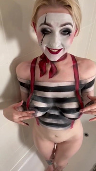 Mime Bodypaint Bermain Mandi