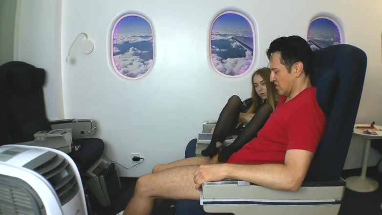 Foot Girls: Aeromoça dá punheta com os pés de nylon no avião!