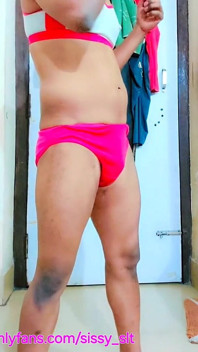 Crossdresser Flash Jej Clitty i masturbuje się