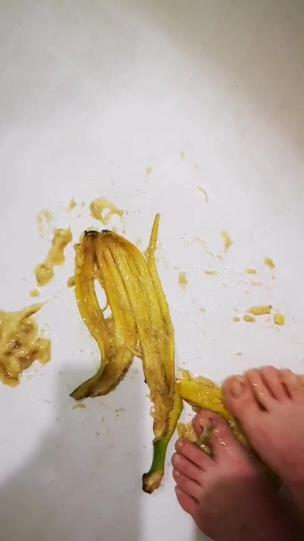 Erotic college: I like banana between the legs