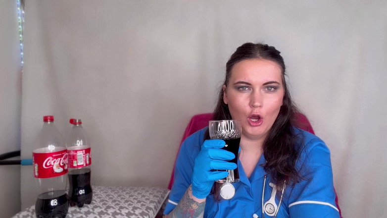 MissFFW: Pielęgniarka Ffw Posiadanie fizzy drink i burping
