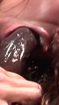 Memek sempit cewek hot rambut cokelat ini dientot habis-habisan sama kontol besar pria kulit hitam di pinggir kolam renang