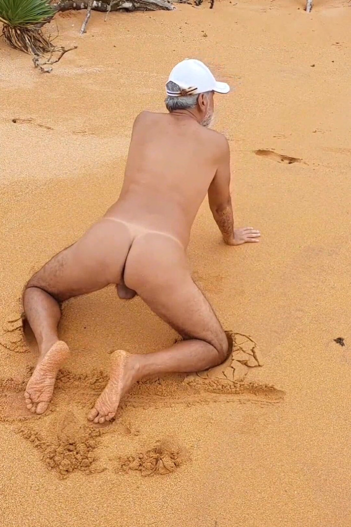 Ladysilvas: Ladysilva nuda in spiaggia mostra il suo culo abbronzato con...