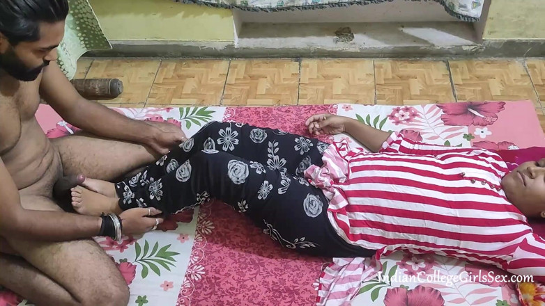 Desi Papa: Real india chica consigue enorme carga en sus tetas naturales