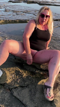 Lena Cox - stříkající masturbace na pláži