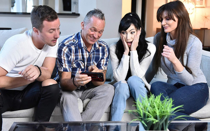 Family Strokes: FamilyStrokes - табу-оргия с сводной семьей с падчерицей Judy Jolie и грудастой мачехой Becky Bandini