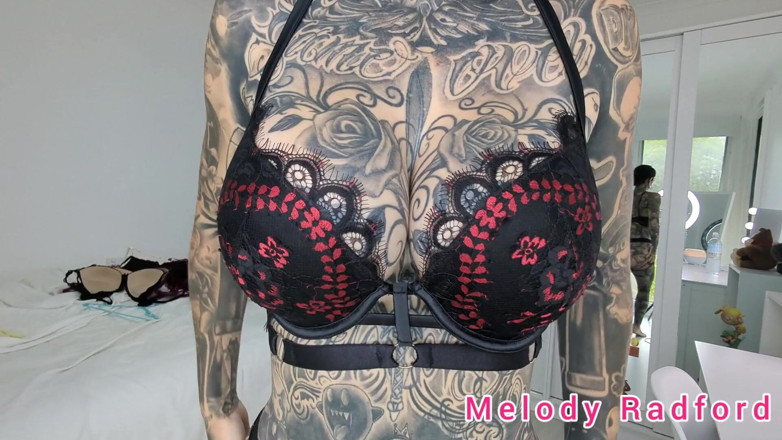 Melody Radford: ブラック&amp;パープルのランジェリーとマイクロビキニ試着 ホール メロディ・ラドフォード