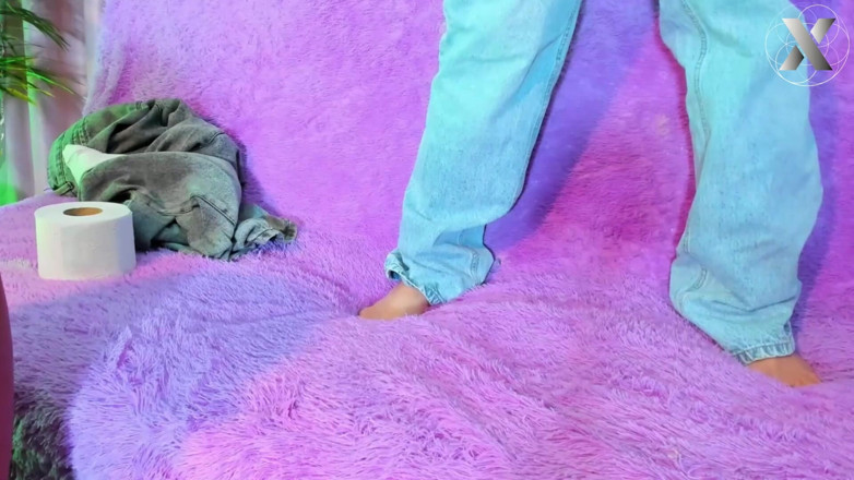 Squirt rain: Langue crémeuse dans sa chatte épilée