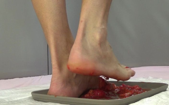 AnnaBUST: I Trample Strawberries with My Feet and Pee in Them