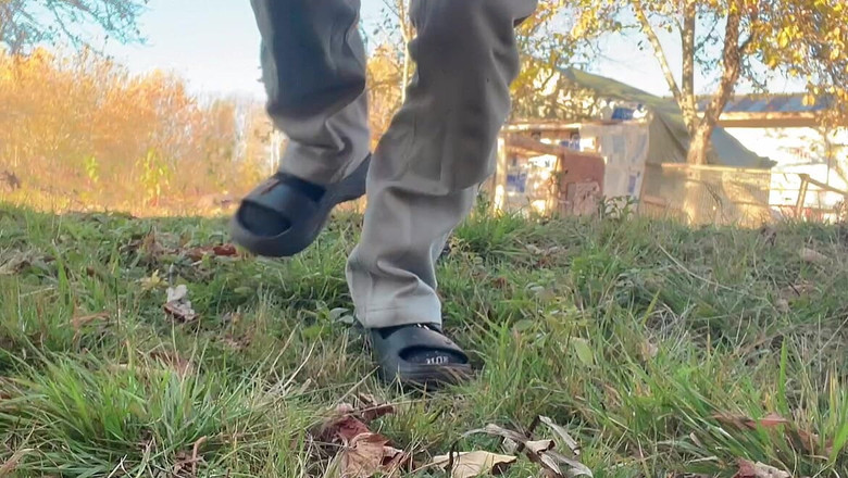 sweethanajapanese: Elle ouvre sa chatte poilue dans la voiture puis sort...