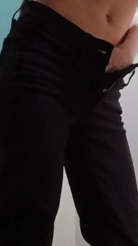 Sexy magrinha morena em jeans apertados masturba buceta peluda