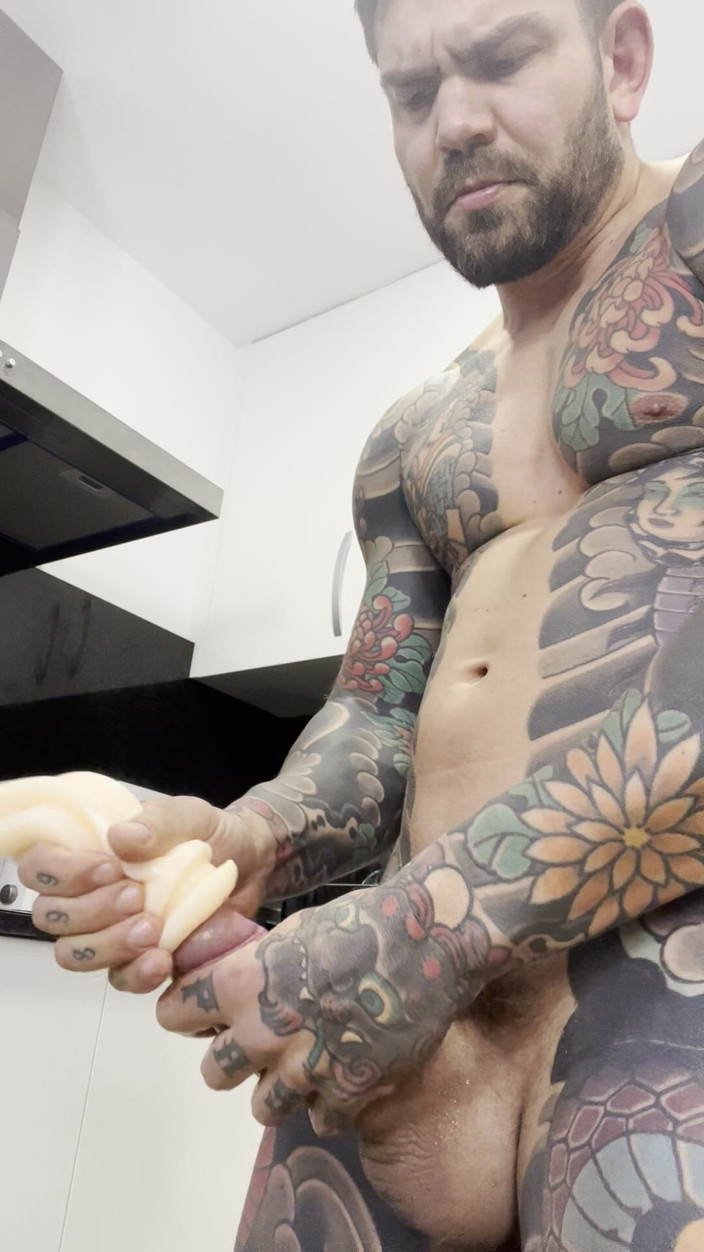 Juan Lucho Gay: Paja En La Cocina De Guapo Musculado