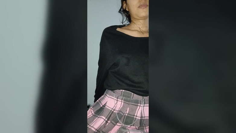 homemadeteen18: 她让我抚摸她完美的奶子，她的乳头变得坚硬。Teens18+