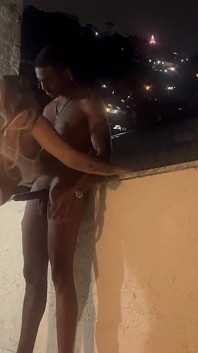 Jiran nakal saya menunggu suaminya yang merupakan pegawai polis pergi bekerja dan datang untuk meneroka ayam panas