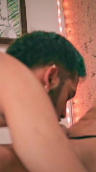 Anal Camilo Brown follando atlética twink jb a pelo cubriendo su culo con semen y empujándolo dentro de su agujero
