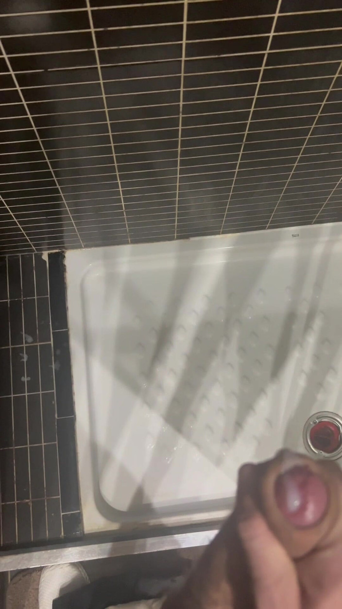 XLNicoo: Bermain Dengan Pantat Saya Berakhir Dengan Cumshot Di Bilik Mandi